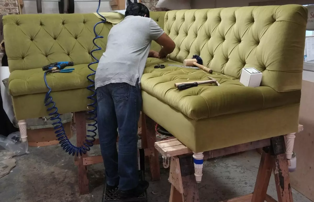 Gardando! Como restaurar o vello sofá por si só?