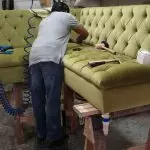 Besparje! Hoe kinne jo de âlde sofa op har eigen restaurearje?
