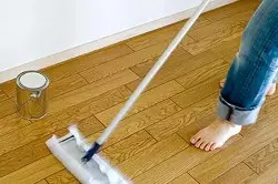 Mai multe moduri: Cum să spălați podeaua după reparații