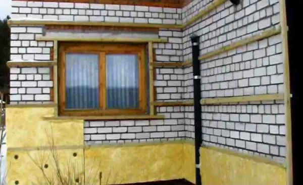 Menghadapi panel untuk fasad rumah: di bawah batu bata, batu, kayu