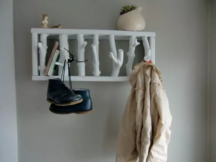 Stenski obešalnik na hodniku: Crafts to storijo sami in nenavadne ideje (37 fotografij)