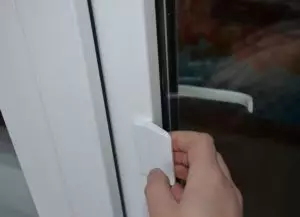 What to do if the plastic door to the balcony is not closed