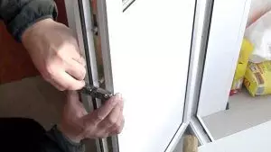 Какво да направите, ако пластмасовата врата към балкона не е затворена