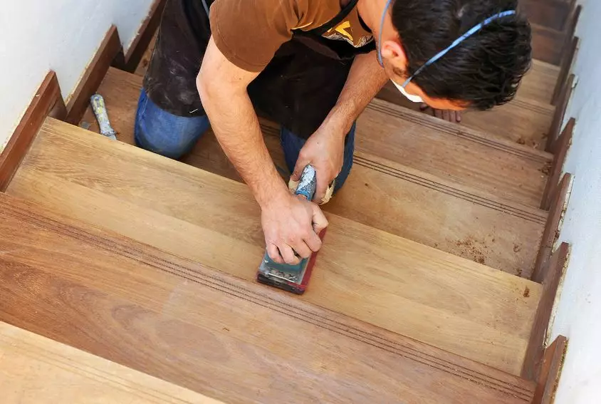 Cómo pintar una escalera de madera: la elección de la tecnología de pintura y tinción