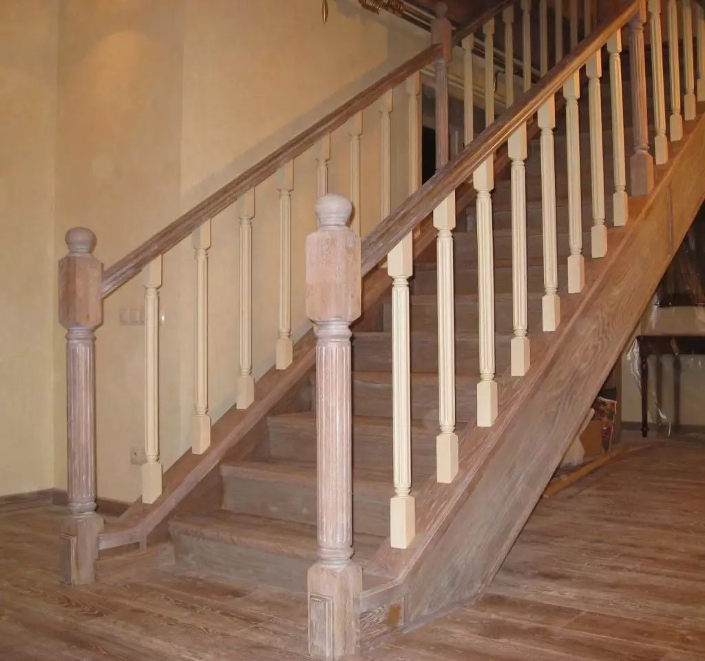 Hogyan festhet egy fából készült lépcsőházat: a festék és a festési technológia kiválasztása