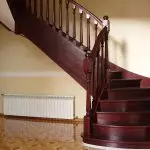 Ako maľovať drevené schodisko: výber laku a farbenie technológie