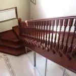 Jinsi ya kuchora staircase ya mbao: uchaguzi wa rangi ya rangi na teknolojia ya uchafu