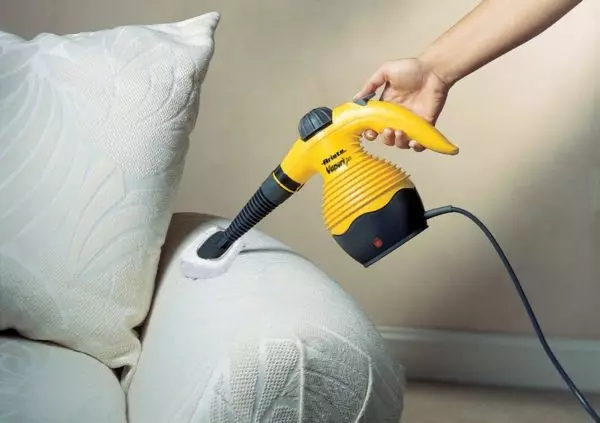 Як почистити тканинну оббивку дивана від пилу і плям