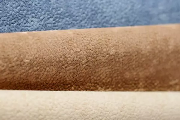 Como limpar o estofamento do tecido do sofá de poeira e manchas