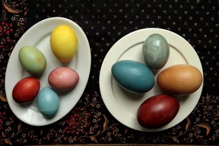 Huevo de Pascua de las cuentas con los lirios del valle: instrucciones paso a paso con video
