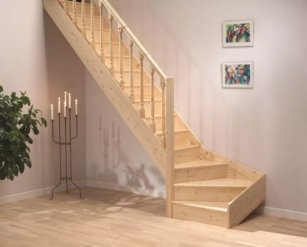 Kompakte Holztreppe für den 2. Stock