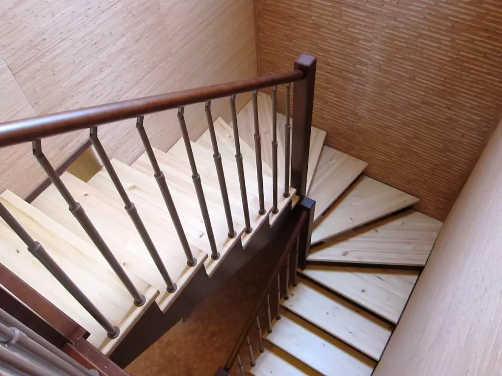 P-muotoinen portaikko toisessa kerroksessa