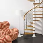 Hoe een compacte trap op de tweede verdieping te kiezen [Belangrijkste soorten ontwerpen]