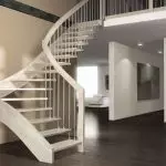 Hoe een compacte trap op de tweede verdieping te kiezen [Belangrijkste soorten ontwerpen]