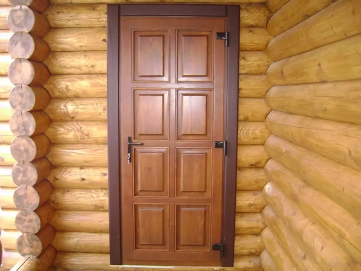 Железная дверь в деревянном доме. Дверь входная деревянная. Деревянная уличная дверь. Двери в деревянном доме. Входная дверь в сруб.