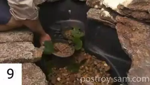 플라스틱 그릇의 음모에 연못을 만드는 방법?