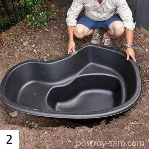 ¿Cómo hacer un estanque en una parcela de plástico?