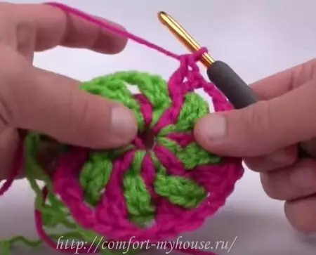 Plaid Crochet fan twa-kleuren rûnot motiven. Masterklasse