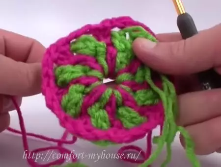 Crochet de plaid de motius rodons de dos colors. Classe magistral
