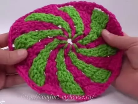 I-crochet ye-crochet evela kwi-motifs ejikelezileyo. Iklasi enkulu
