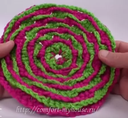 Crochet de plaid de motius rodons de dos colors. Classe magistral