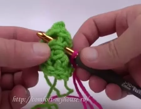 Plaid Crochet fan twa-kleuren rûnot motiven. Masterklasse