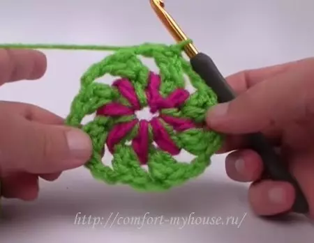 दोन-रंगाच्या गोल motifs पासून plaid crochet. मास्टर क्लास