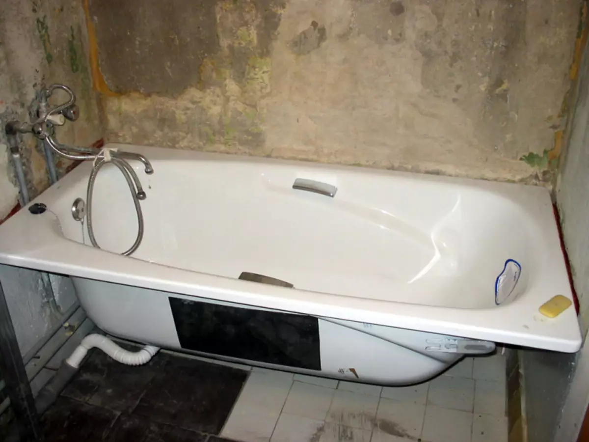Сборка ванной видео. Монтаж ванны. Монтаж чугунной ванны. Чугунная ванная вмонтировать в стену. Монтаж металлической ванны.