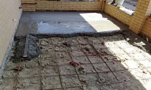 Betona grīdas uz zemes: ielejot un betonēšana (video)