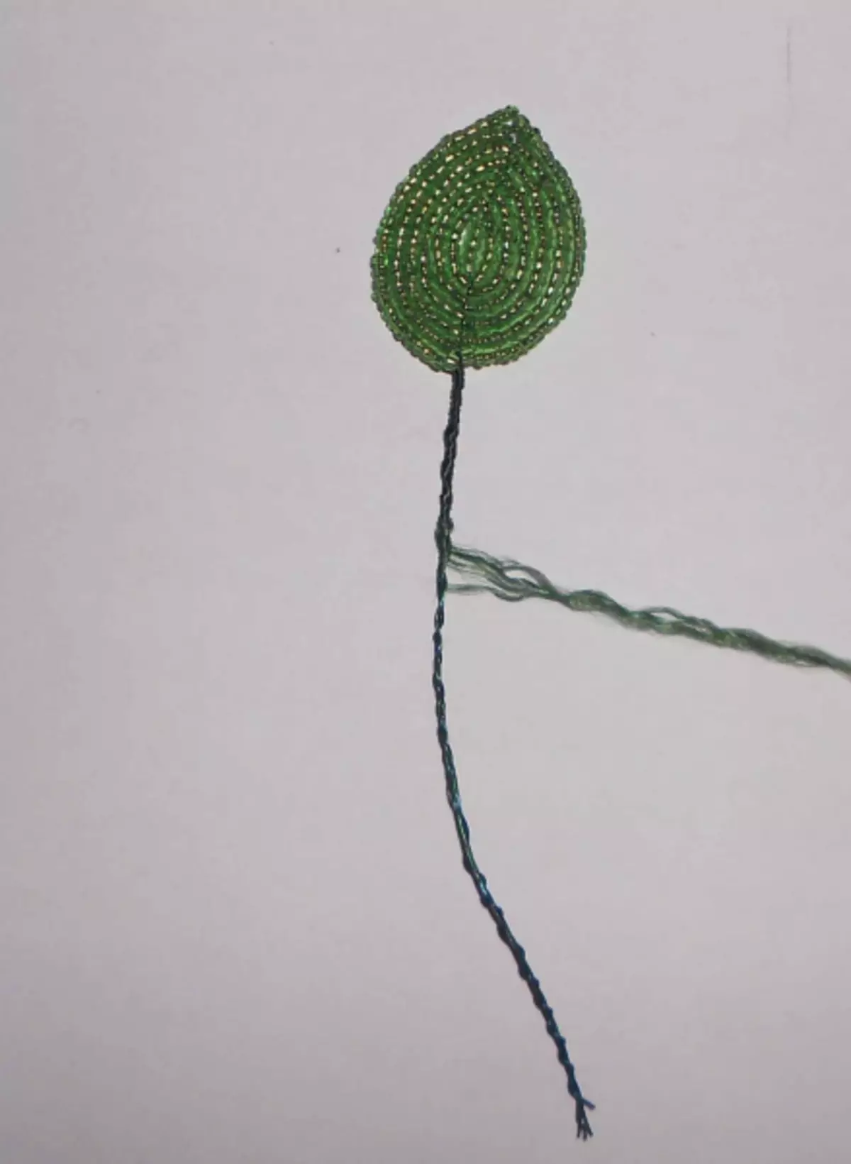 Meisterklasse auf lila Perlen: Wie man eine Blume mit deinen eigenen Händen mit einem Foto und einem Video zum Weben herstellt