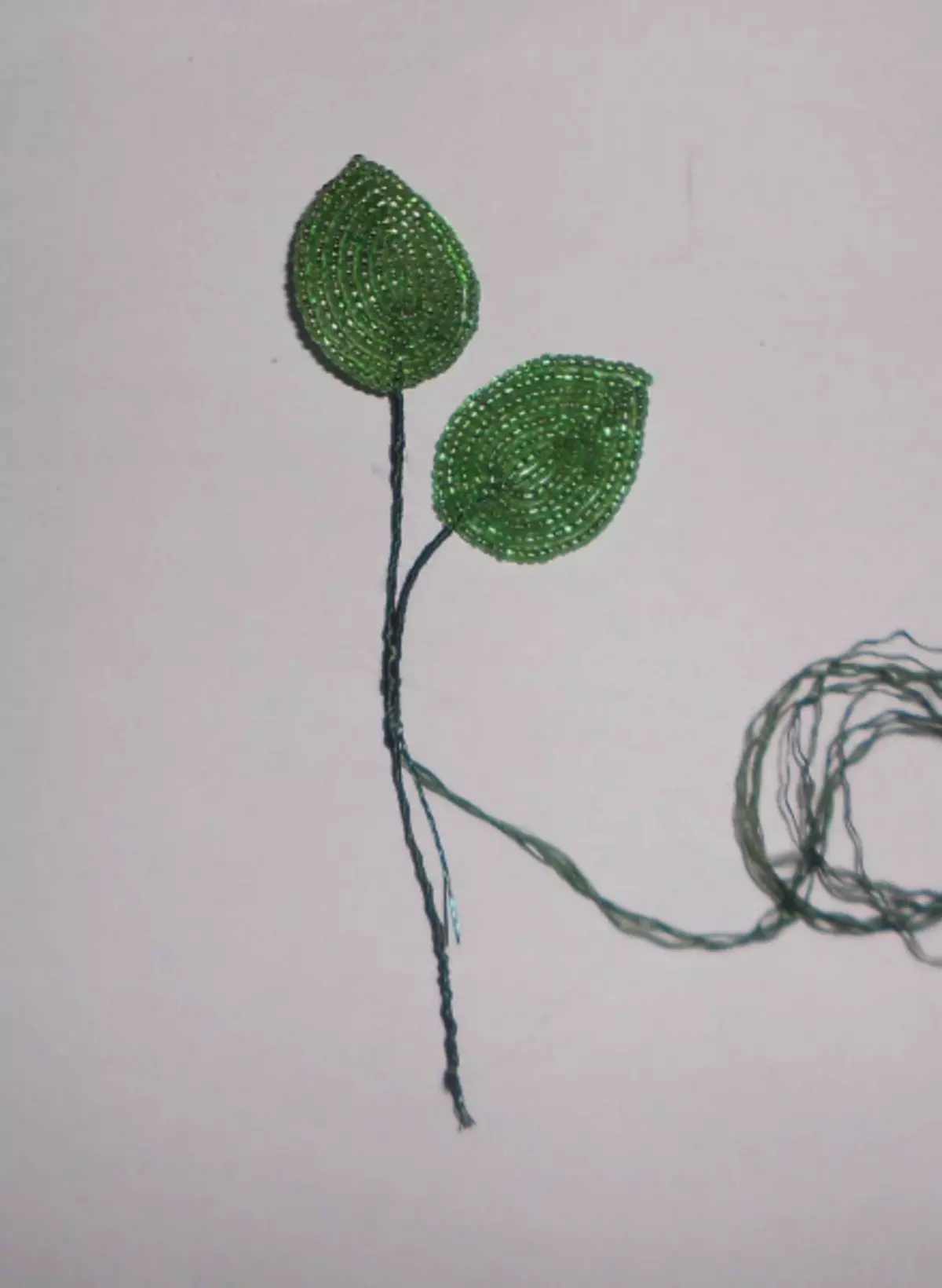 Clasa Master pe margele liliac: Cum să faci o floare cu propriile mâini cu o fotografie și video pe țesut