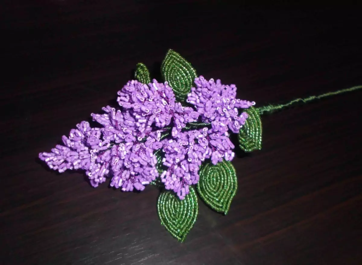 Magistro klasė ant Lilac karoliukų: kaip padaryti gėlę su savo rankomis su nuotrauka ir vaizdo įrašais ant audimo