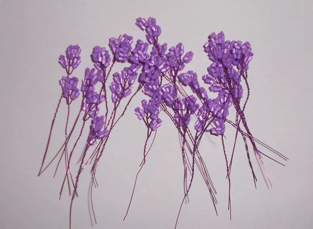 Master Class na Lilac korálky: Ako urobiť kvet s vlastnými rukami s fotografiou a videom na tkanie
