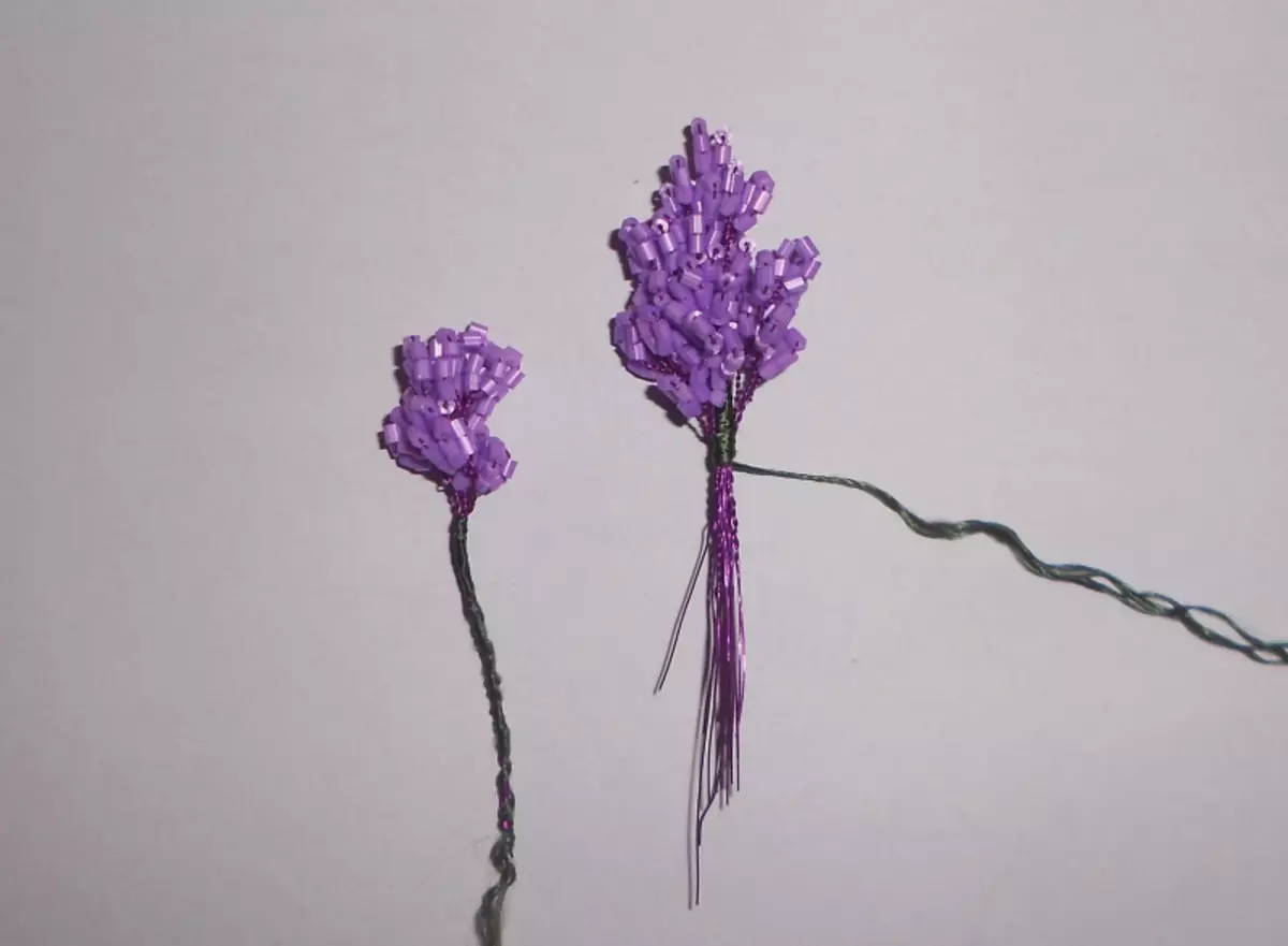 Lilac জপমালা উপর মাস্টার ক্লাস: একটি ফটো এবং বয়ন উপর একটি ফটো এবং ভিডিও সঙ্গে আপনার নিজের হাতে একটি ফুল কিভাবে করতে