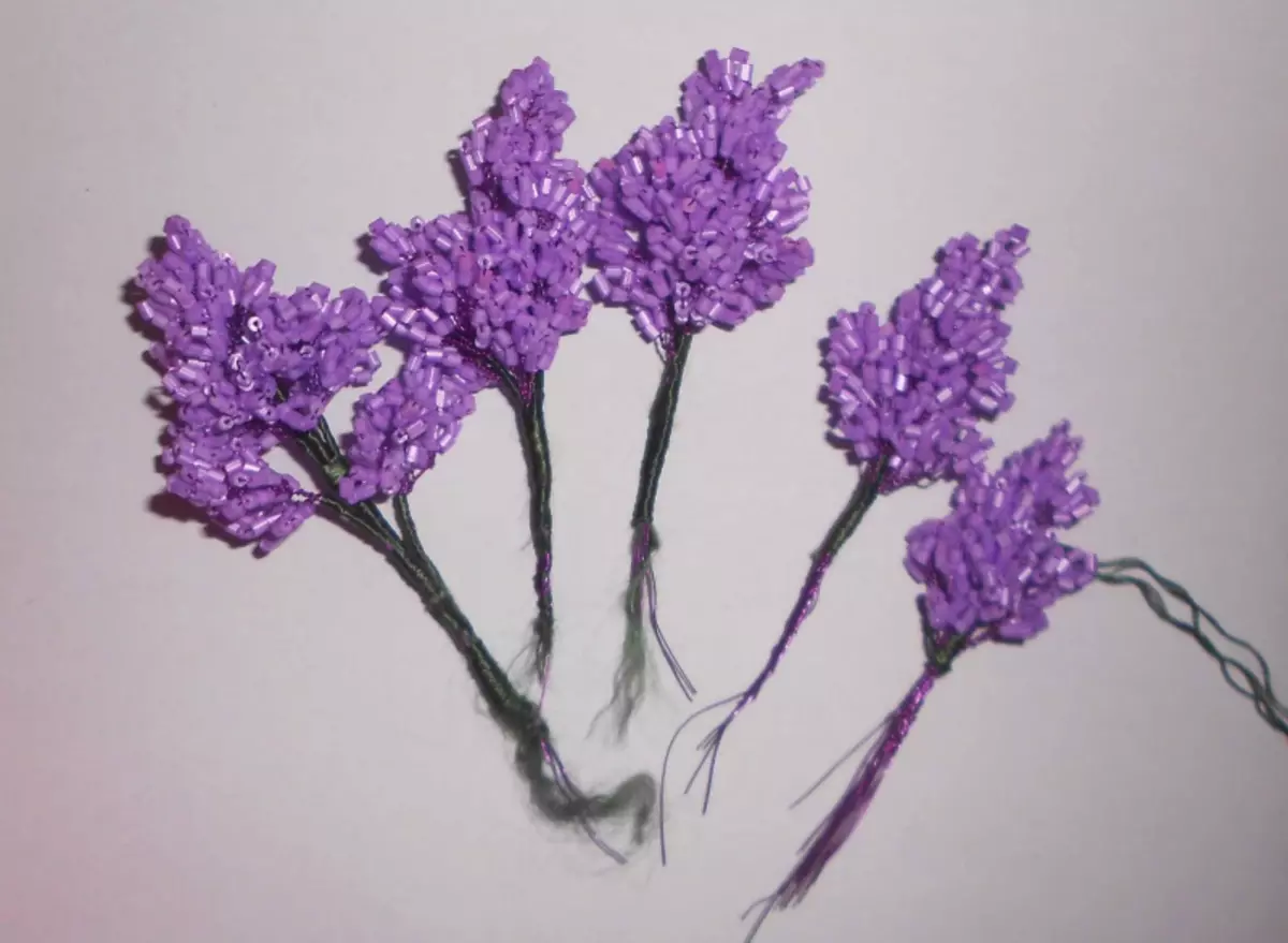 Lila Boncuklu Master Sınıfı: Dokuma üzerinde bir fotoğraf ve video ile kendi ellerinizle bir çiçek nasıl yapılır?