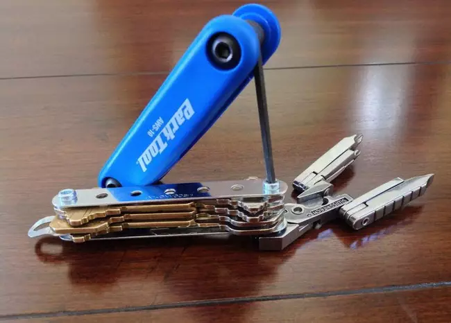 Izrađujemo organizatore za ključeve u obliku sklopivog noža