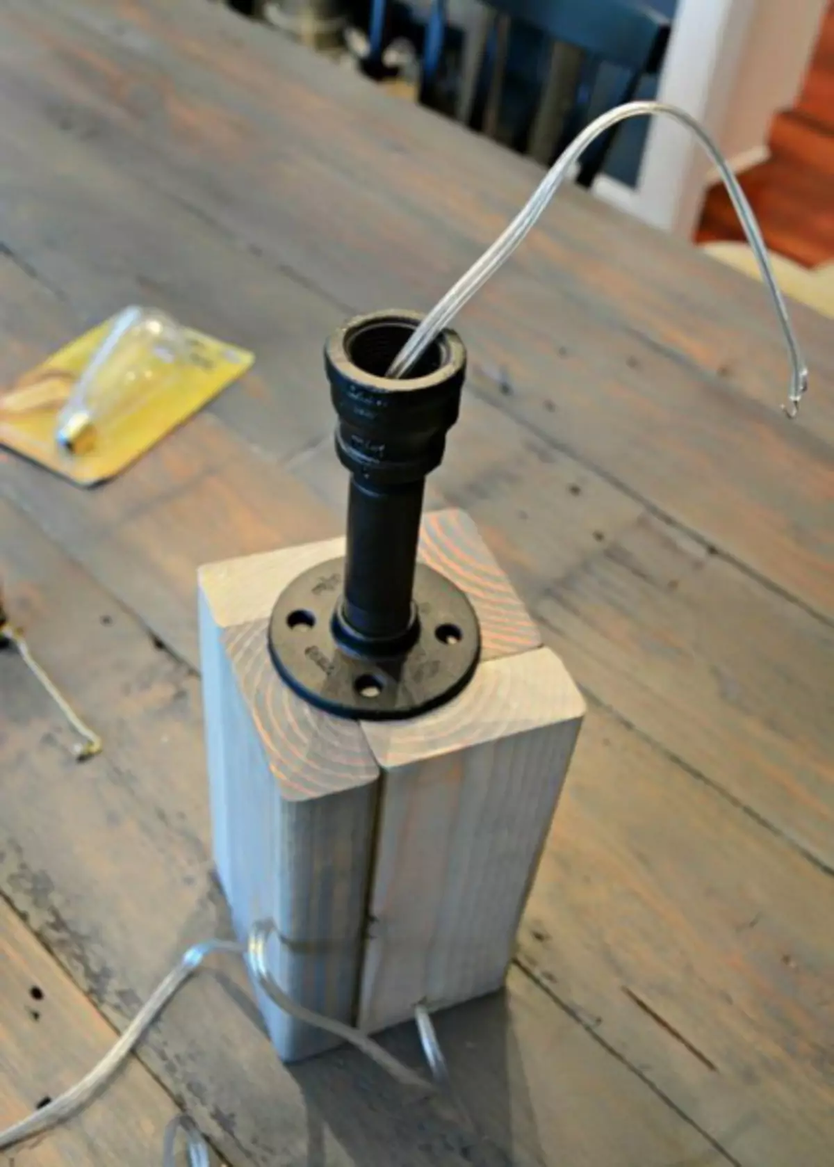 วิธีทำโคมไฟตั้งโต๊ะที่มีฐานไม้ (ระดับปริญญาโท, ภาพถ่าย)