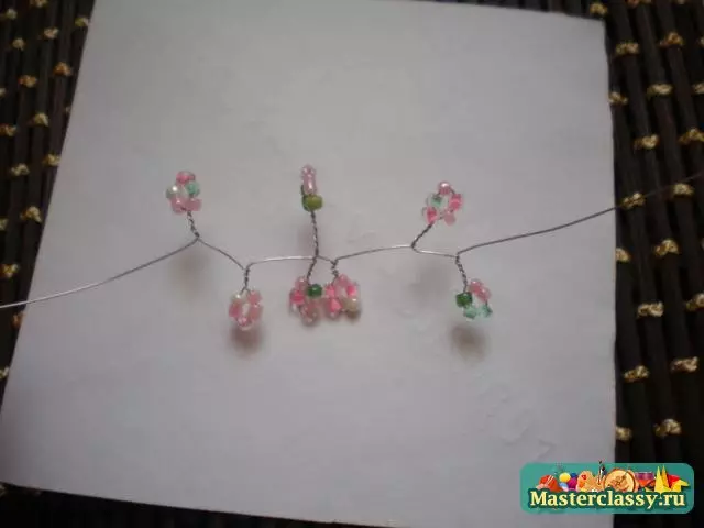 Classe de maître sur Sakura de perles avec leurs propres mains: comment évanier l'arbre avec un schéma, photo et vidéo