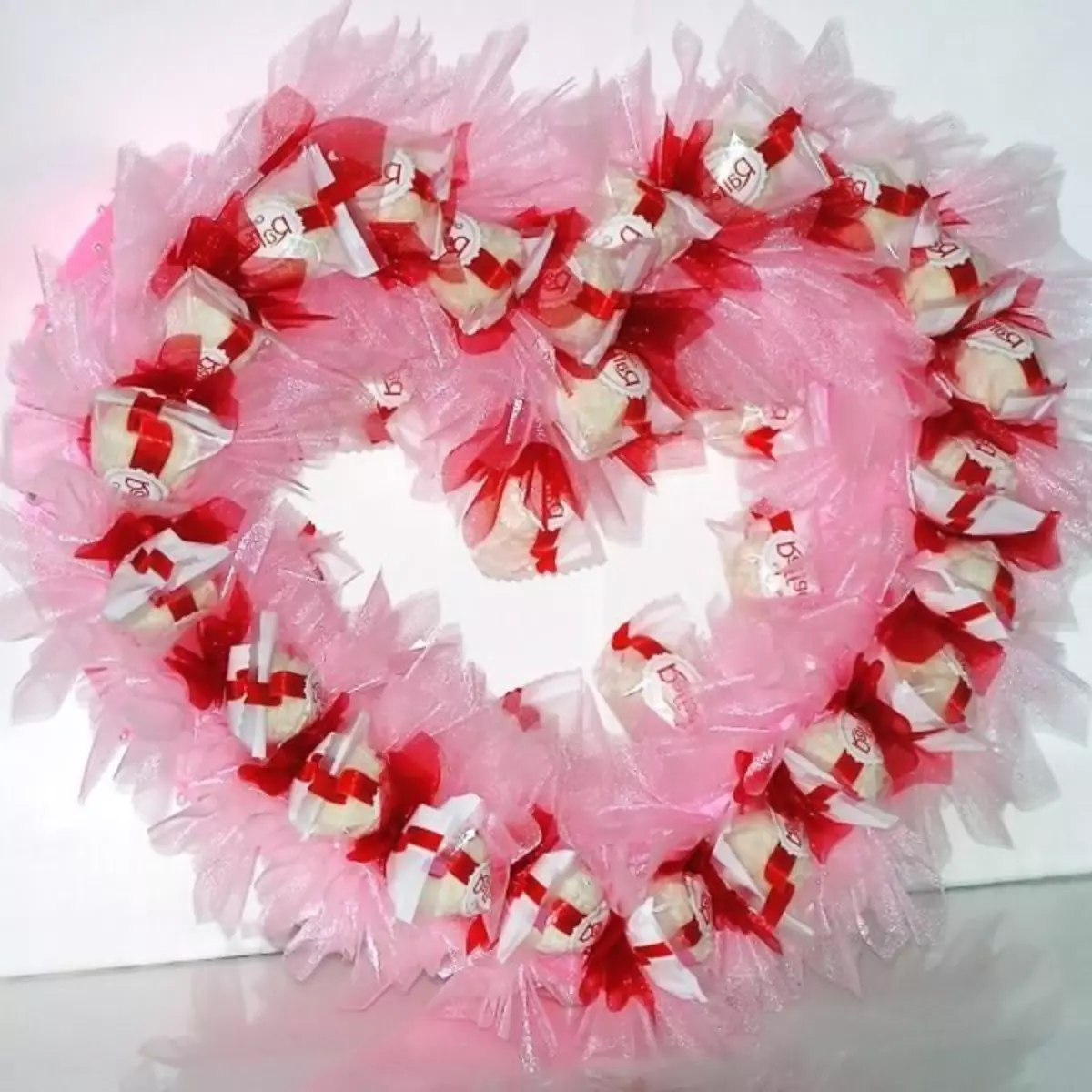 Сердце из конфет к Дню Святого Валентина