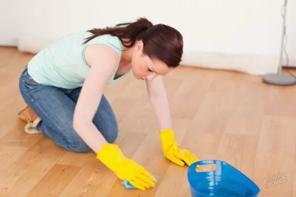 Cara mencuci bintik-bintik Greenstone dari lantai mana pun