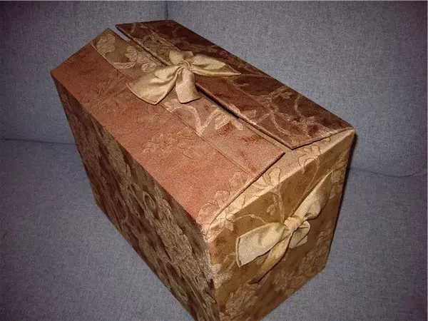 Simpleng karton box palamuti