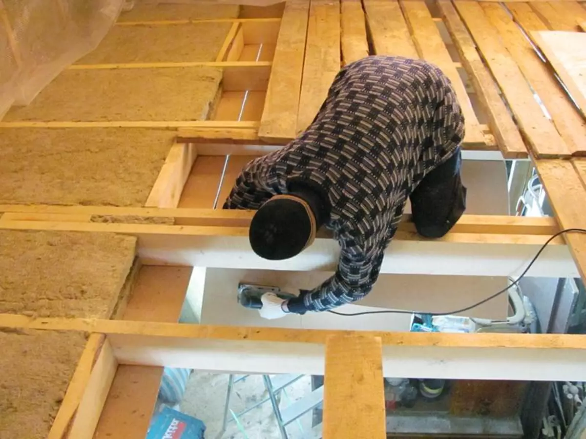 Звукоизоляция деревянного перекрытия. Шумоизоляция межэтажного перекрытия по деревянным балкам. Теплоизоляция деревянных перекрытий. Перекрытие потолка в частном доме. Утепоянм перекрытия.