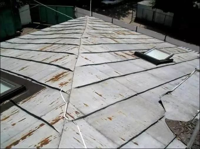 Naprawa fałszywego dachu to sam