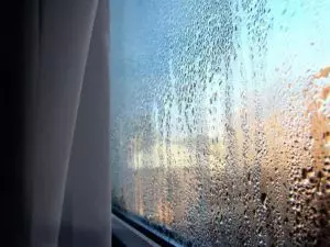 O que fazer se as janelas estiverem suando na varanda