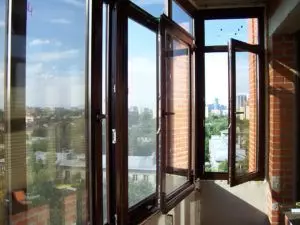 Nini cha kufanya kama Windows ni jasho kwenye balcony