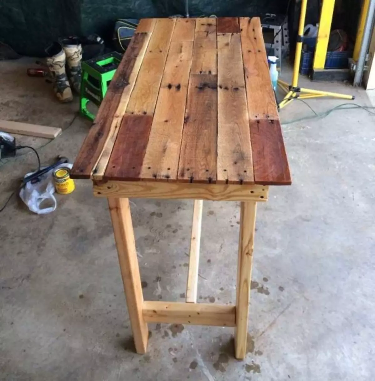 Сделать столик сам. Деревянный стол из досок. Самодельный деревянный столик. Самодельные столы из дерева. Стол из досок для дачи.