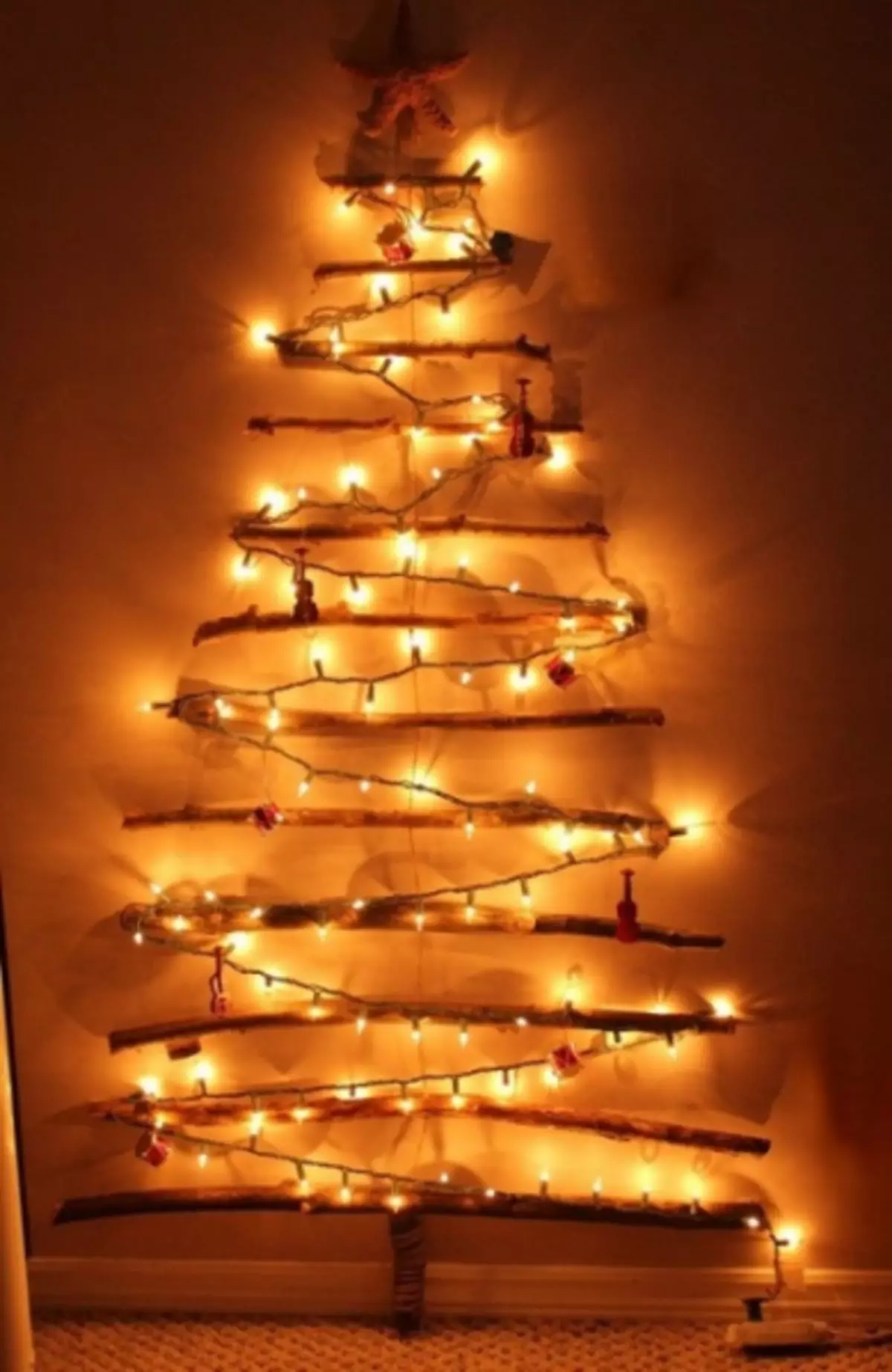 Ravna božična drevesa na steni: 6 DIY DIY (31 fotografij)