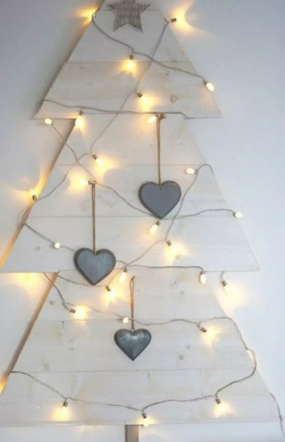 Ploché vianočné stromčeky na stene: 6 DIY DIY (31 fotiek)