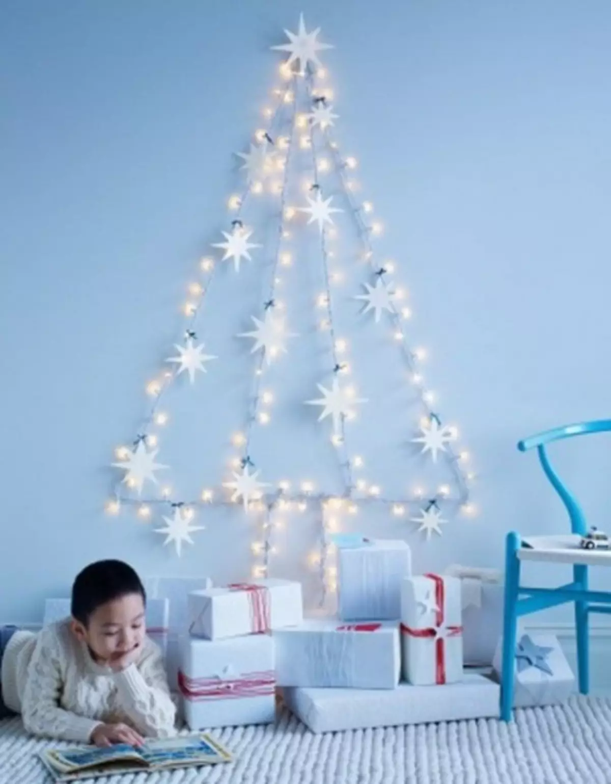 Flat Christmas Tree sa Wall: 6 DIY DIY (31 Mga Litrato)