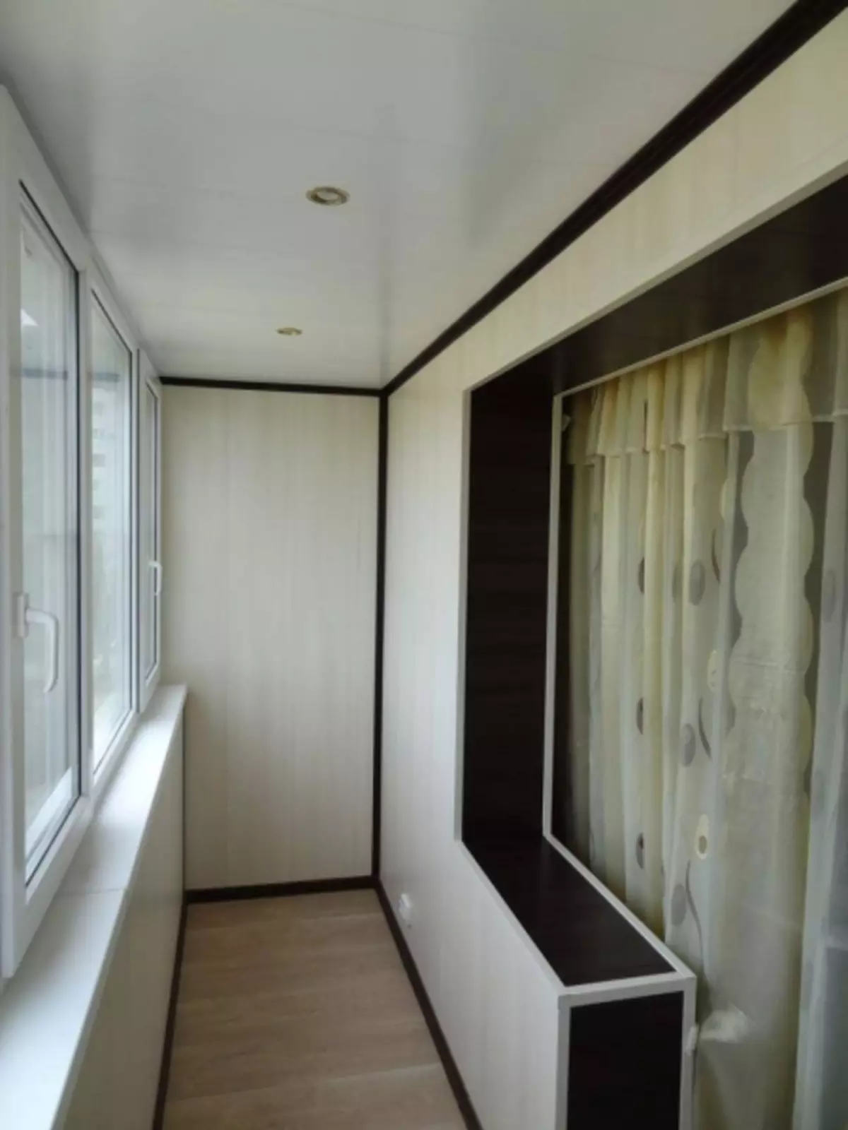 Przestrzeń między balkonem a pokojami: Opcje projektowania